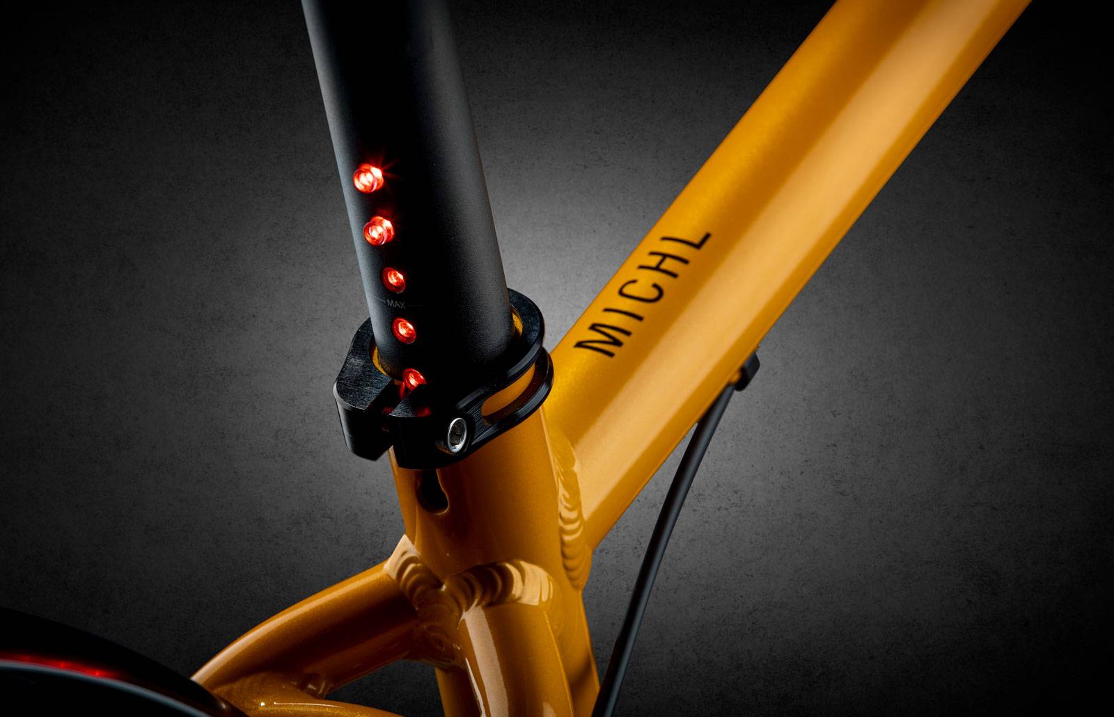 LightSKIN seat post with integrated LED rear light black 27.2 mm VPACE