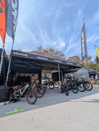 LEO-GANG ‼️ Besucht uns noch bis Sonntag beim Bikefestival Leogang und testet mit euren Kleinen unsere #vpacekids Bikes ✌🏼 Wir haben auch was Neues mit im Gepäck für das Frühjahr 2027 🧐
Die Anmeldung zum @kids.cup findet ihr übrigens auch direkt bei uns nebenan ✅