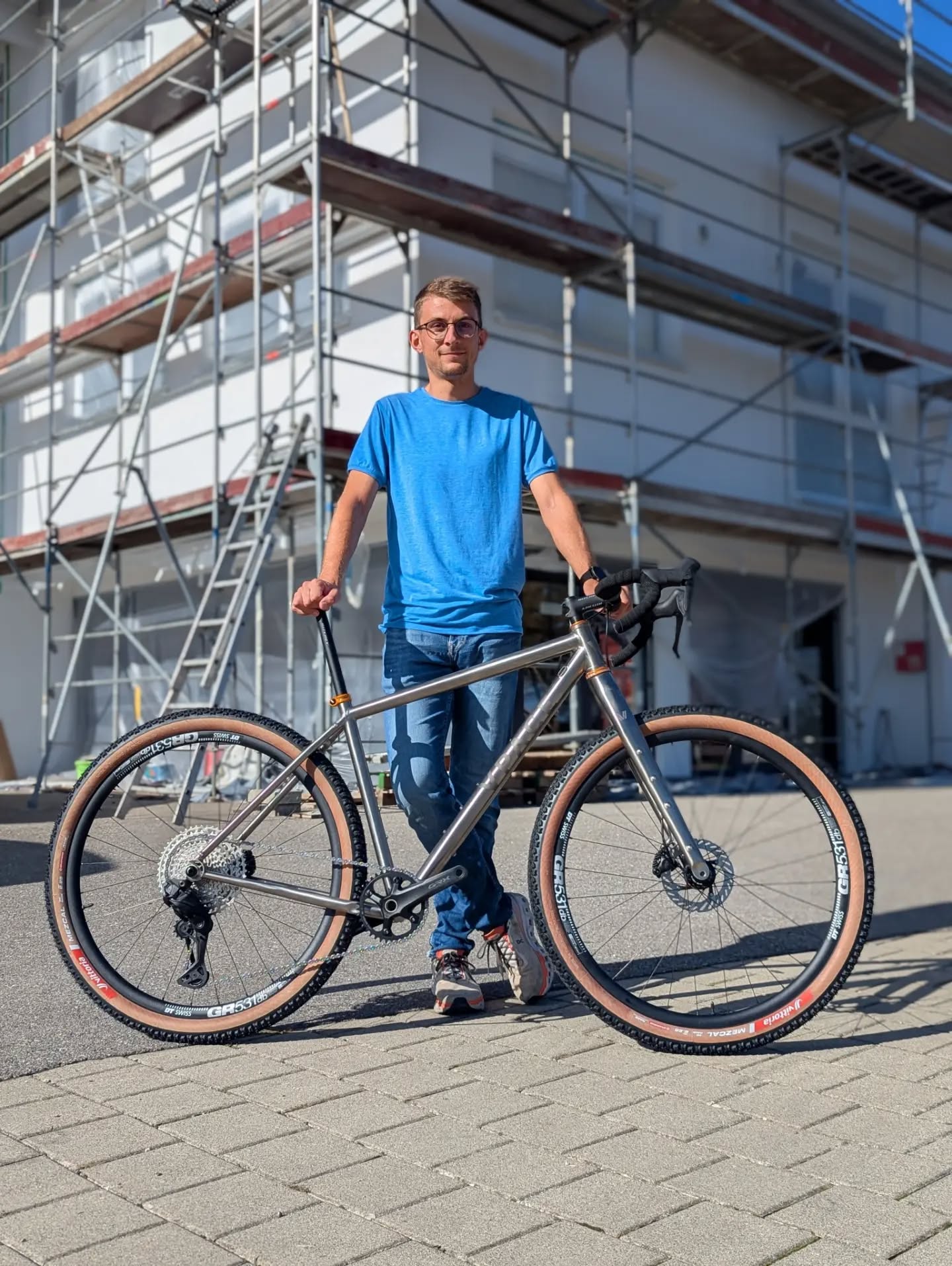 Was lange ... wird endlich gut! Custom TMX für Paul mit super Special @lambda_racing Carbonlenker, Titangabel, @hopetech und Shimano GRX Di2 - nicer geht's fast nimmer! ✌🏼 Was haltet ihr von seiner Zusammenstellung mit der es im Oktober nach Marokko gehen wird?
Übrigens werden wir am 25. Oktober unseren neuen Showroom und den Umbau im HQ vom #VPACEBikes endlich für euch einweihen. Wir freuen uns auf Euch an diesem Sonntag! 🫶🏼