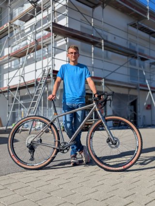 Was lange ... wird endlich gut! Custom TMX für Paul mit super Special @lambda_racing Carbonlenker, Titangabel, @hopetech und Shimano GRX Di2 - nicer geht's fast nimmer! ✌🏼 Was haltet ihr von seiner Zusammenstellung mit der es im Oktober nach Marokko gehen wird?
Übrigens werden wir am 25. Oktober unseren neuen Showroom und den Umbau im HQ vom #VPACEBikes endlich für euch einweihen. Wir freuen uns auf Euch an diesem Sonntag! 🫶🏼