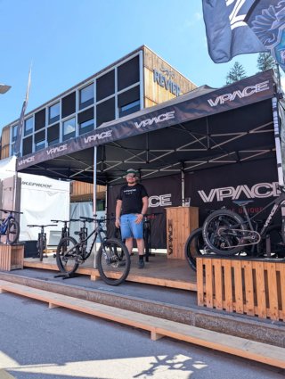 VPACE #vpacekids beim UCI Worldcup in der Lenzerheide - noch bis Sonntag! Mega Wetter. Mega Event und mega Location. Wir haben FRED, MATZ Carbon und Danny für euch dabei in der schönen 🇨🇭
