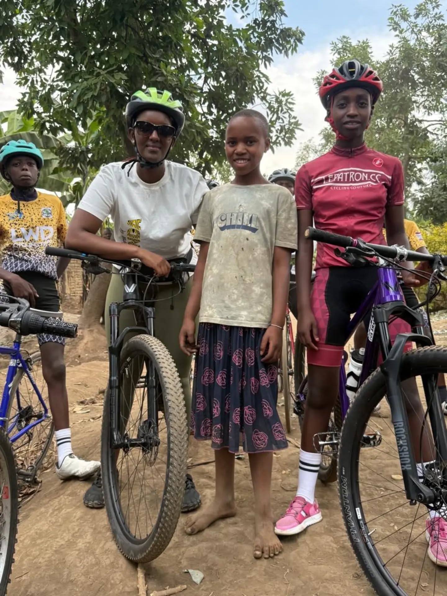 VPACE am Education Ride in Ruanda dank @shiftup.rwanda ❤️ Bildung und Bikes, das passt einfach zusammen! Florent und seine Schützlinge plus ein paar Ruanda Promis haben Schulen besucht und Bücher, Hefte, Stifte ausgegeben .. #vpacebikes ist dankbar Teil des Projekts zu sein ✌🏼🫶🏼